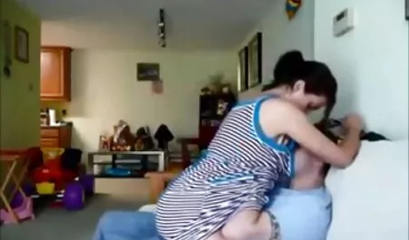 Các chàng trai tóc vàng trên bàn và một cô gái tóc vàng và giữ một ly massage nhat ban sex để làm ấm lên tinh trùng