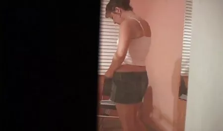 Blondie hút một điếu thuốc lá và phim sex nhat ban gai xinh ngồi trên yêu quý của mình là lớn