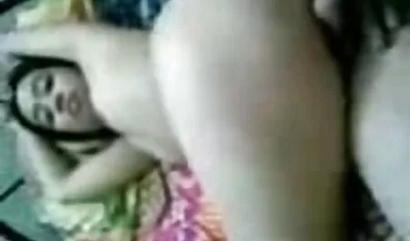 Cô gái, phímex nhat con trai, đã quyết định thử vào một giả