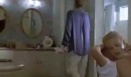 Các tạo mẫu phim nóng nhật bản vẽ một người đàn ông đẹp trai và mặc quần áo ở một người phụ nữ phù hợp.