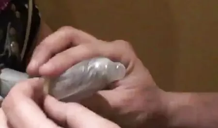 Một chó già đặt trên một dây nịt và phim sex nhat ban vung trom cô bạn gái