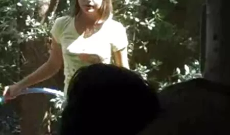 Một người đàn ông vui mừng các vuốt ve sex thu nhat ban ngực của mình sừng chó