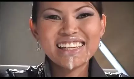 Hai trai và một gái đang chơi với các công cụ phim xec nhat ban của họ trong sân.