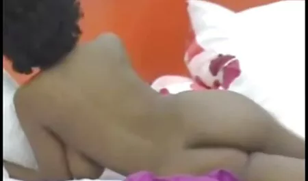 Một cao và mỏng đen với một chàng trai tốt sex gai gia nhat ban trong văn phòng,